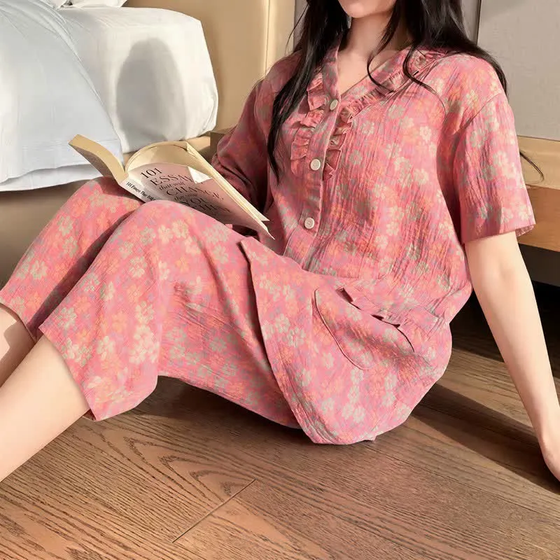 Loungewear-Set in Übergröße mit Rüschenbesatz, kurze Caprihose