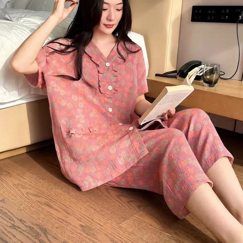 Loungewear-Set in Übergröße mit Rüschenbesatz, kurze Caprihose