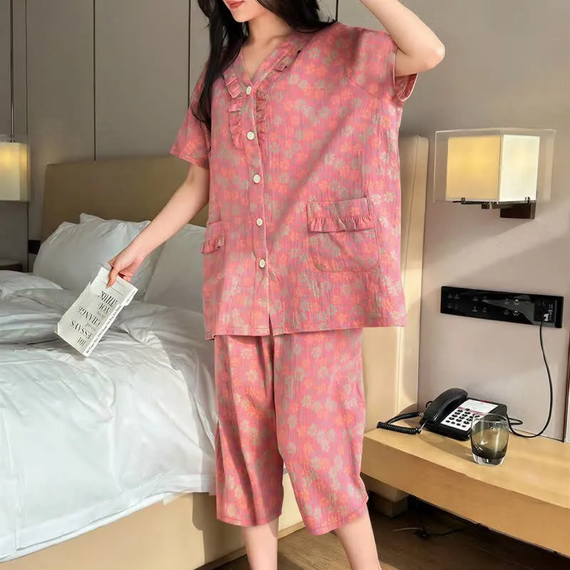 Loungewear-Set in Übergröße mit Rüschenbesatz, kurze Caprihose