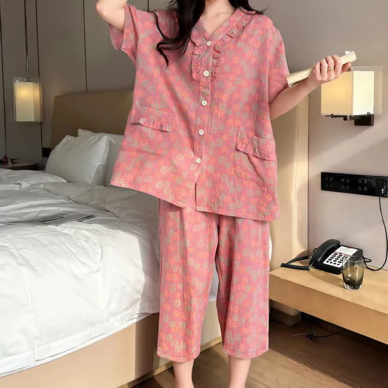 Loungewear-Set in Übergröße mit Rüschenbesatz, kurze Caprihose