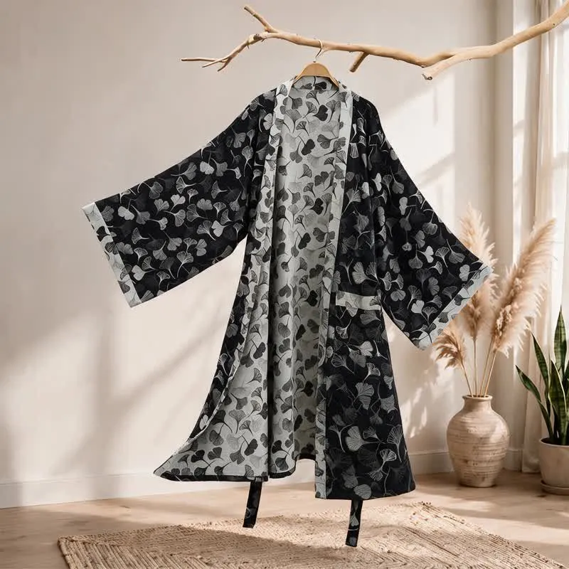 Kimono-Bademantel aus Baumwolle mit schwarzem und weißem Ginkgoblattmuster
