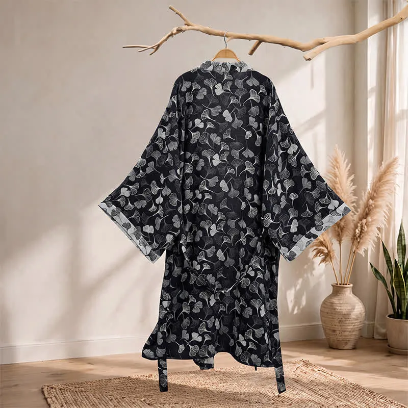Kimono-Bademantel aus Baumwolle mit schwarzem und weißem Ginkgoblattmuster