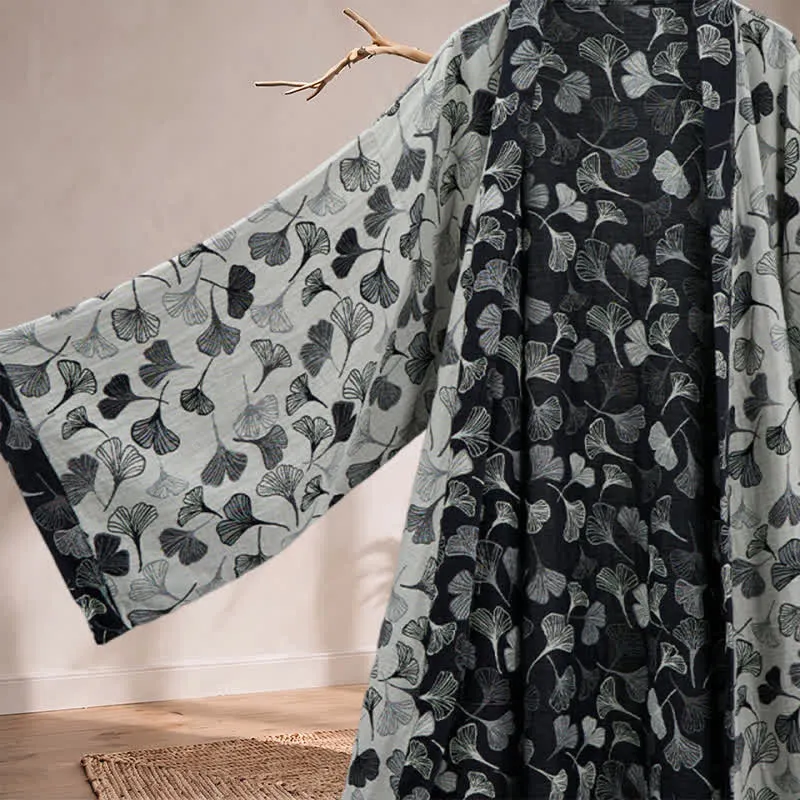 Kimono-Bademantel aus Baumwolle mit schwarzem und weißem Ginkgoblattmuster