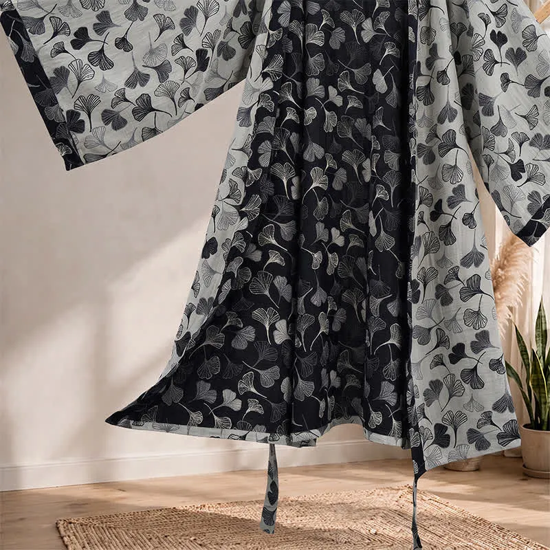 Kimono-Bademantel aus Baumwolle mit schwarzem und weißem Ginkgoblattmuster