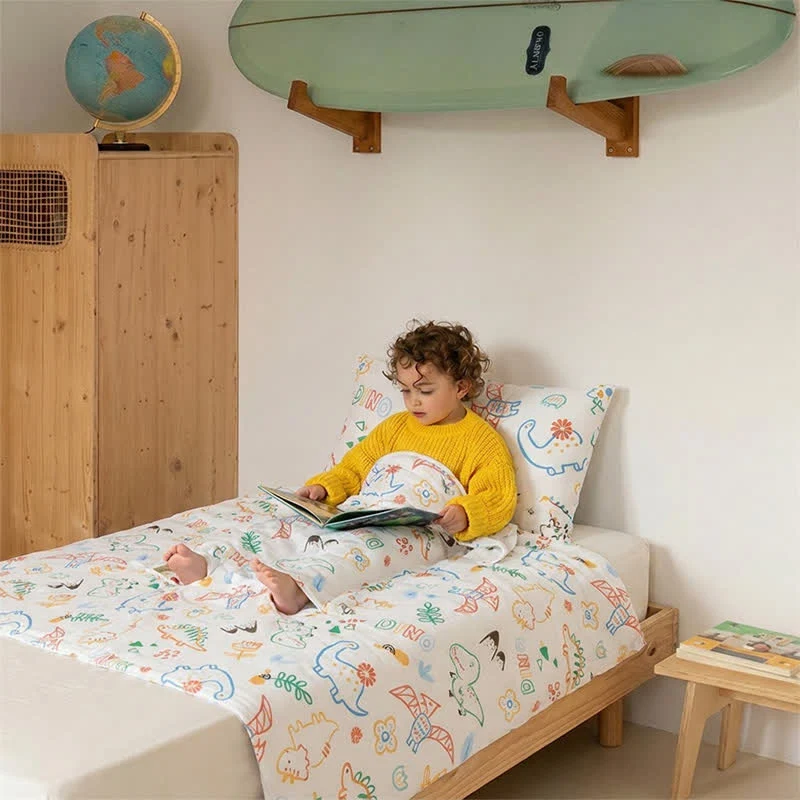 Dino Dreams Babydecke aus Baumwollgaze