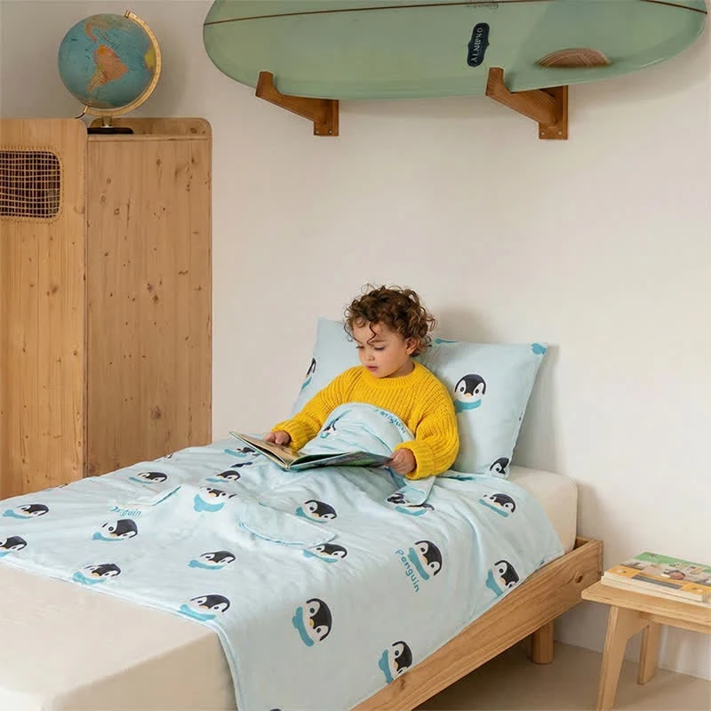 Babydecke aus Baumwollgaze mit dem Pinguin-Traum