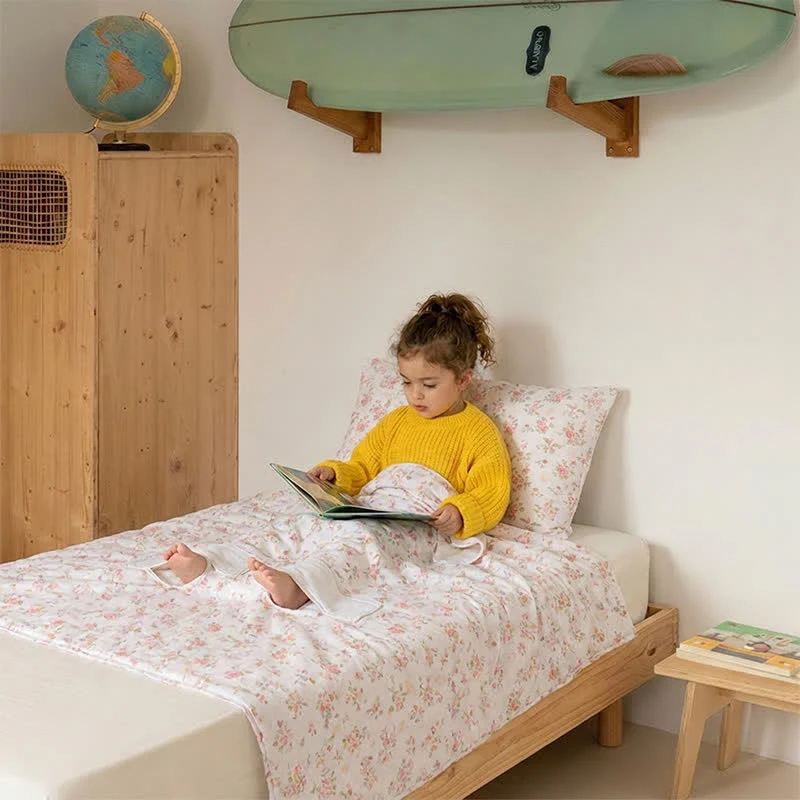 Süße Babydecke aus Baumwollgaze mit Blumenmuster