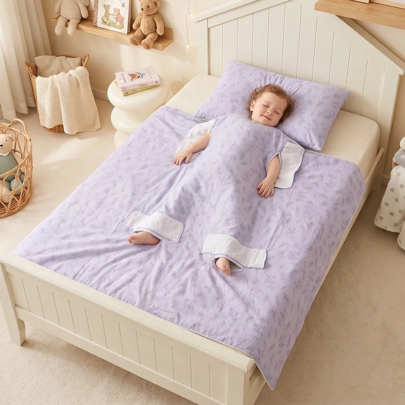 Gesteppte Babydecke aus Baumwolle mit Lavendelblütenmuster