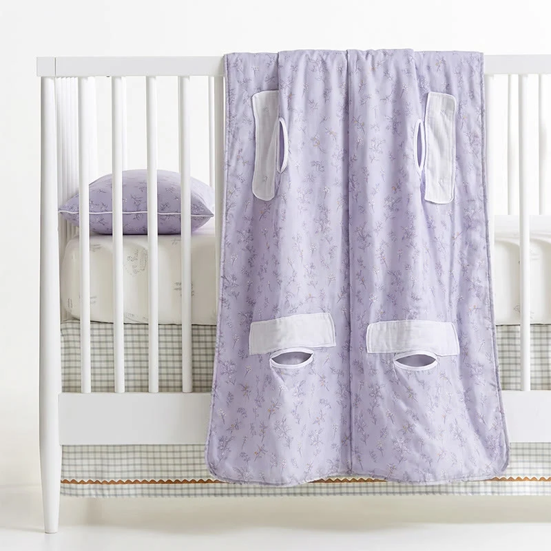 Gesteppte Babydecke aus Baumwolle mit Lavendelblütenmuster