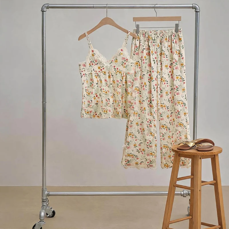 Romantisches Lounge-Set aus geblümtem Camisole und Knöchelhose