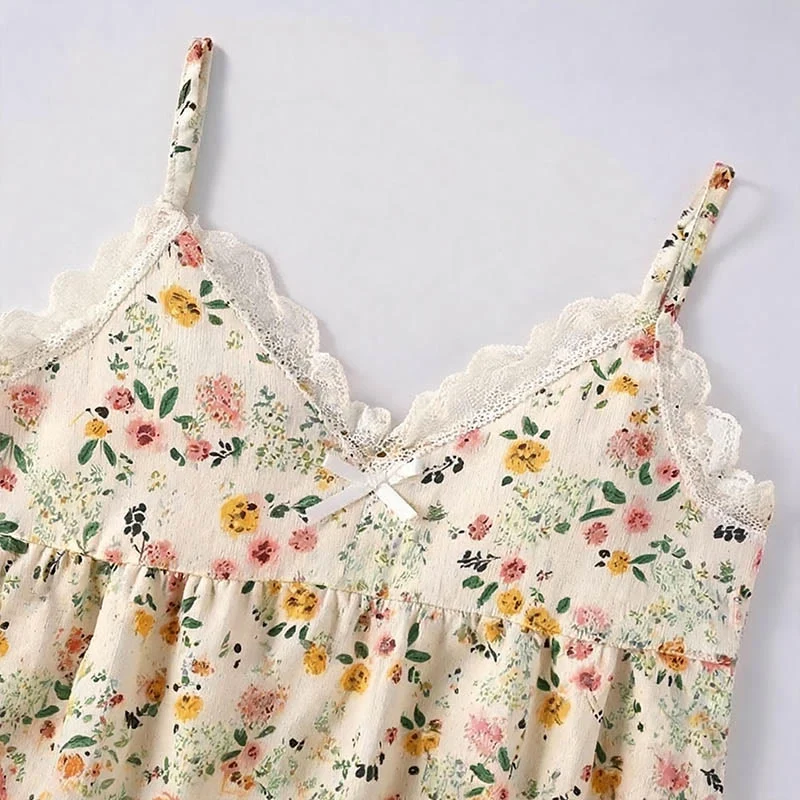 Romantisches Lounge-Set aus geblümtem Camisole und Knöchelhose