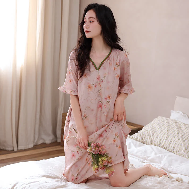 Lounge-Kleid aus Lyocell mit Blumenmuster, V-Ausschnitt und Rüschenärmeln