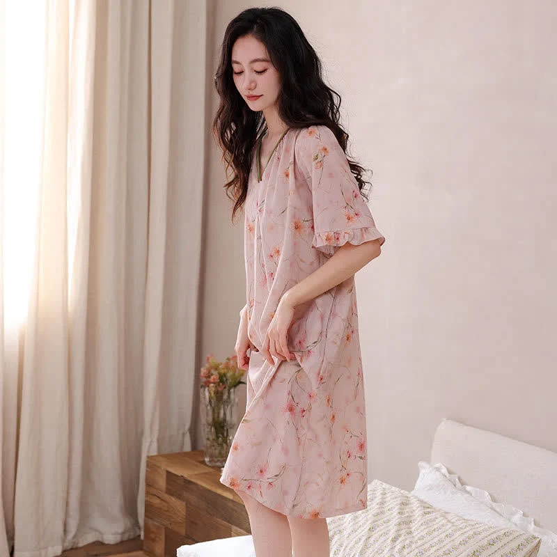 Lounge-Kleid aus Lyocell mit Blumenmuster, V-Ausschnitt und Rüschenärmeln