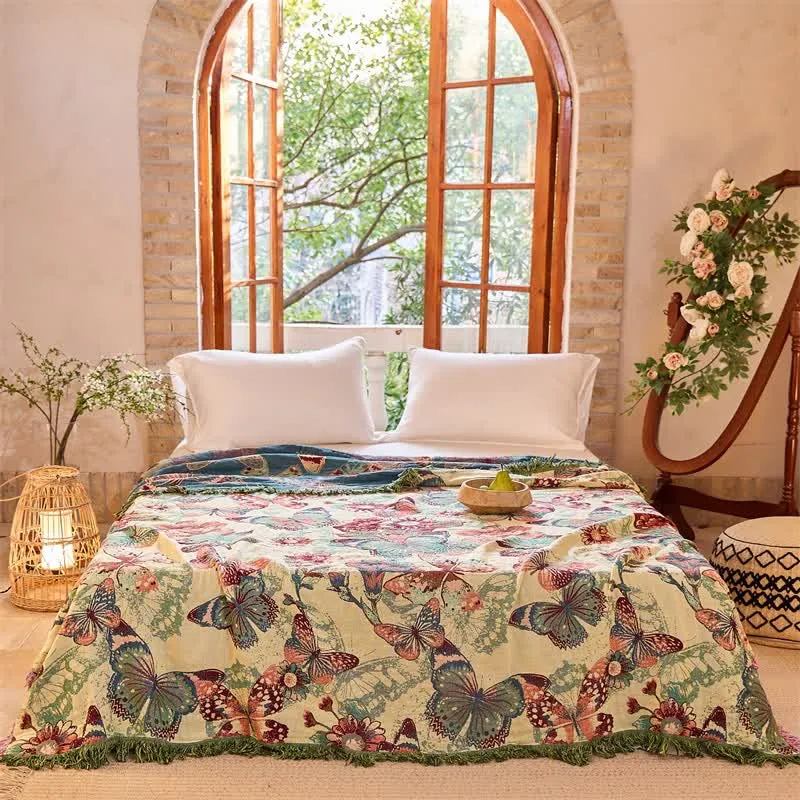 Verzauberte Tagesdecke aus Musselin mit Schmetterlings- und Blumenmuster