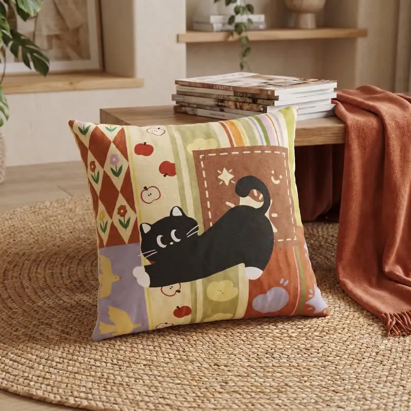 Dekoratives Kissen mit verspieltem Patchwork-Muster und schwarzer Katze