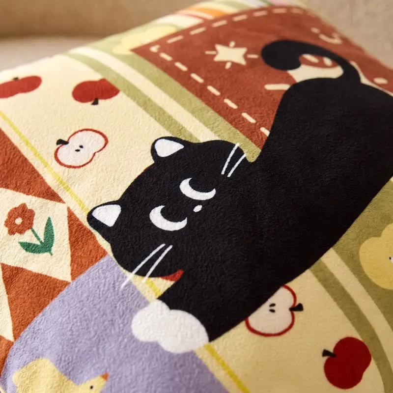 Dekoratives Kissen mit verspieltem Patchwork-Muster und schwarzer Katze