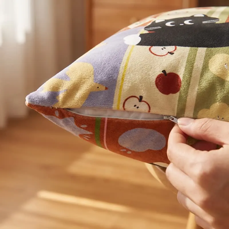 Dekoratives Kissen mit verspieltem Patchwork-Muster und schwarzer Katze