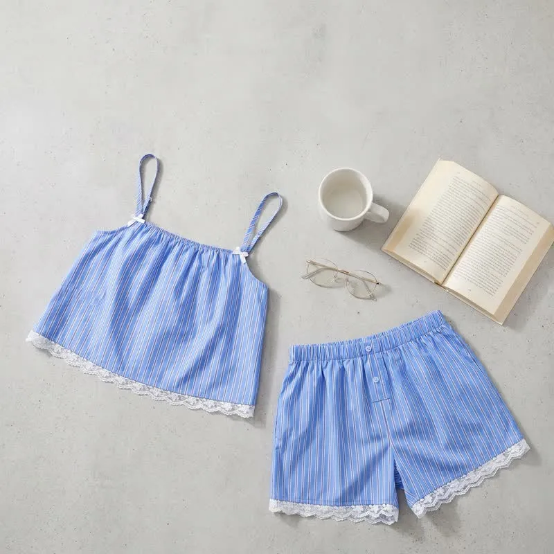 Loungewear-Set aus blau-weiß gestreiften Baumwoll-Cami-Shorts mit Spitze