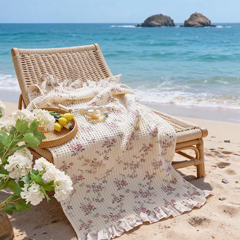 Strand- und Badetuch aus Baumwolle mit Rüschen und Waffelmuster im Cottagecore-Stil