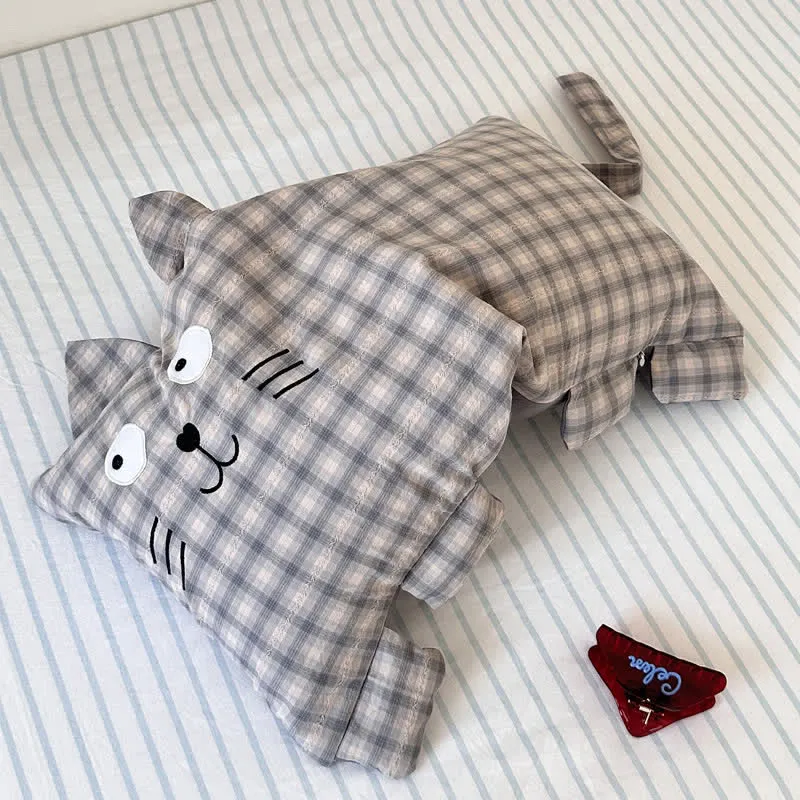 Kissen mit kariertem Katzenmotiv und Buchweizenfüllung