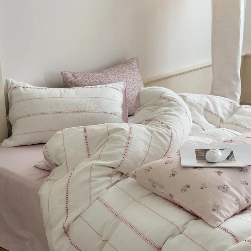 Vierteiliges Bettwäsche-Set aus gewaschener Baumwolle mit rosa Blütenmuster