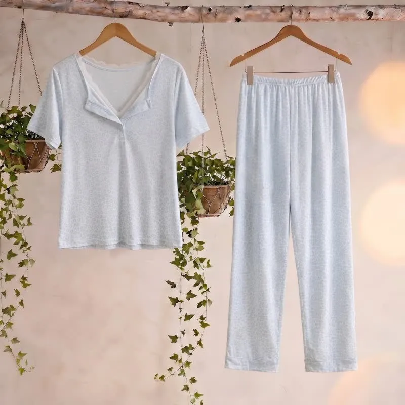 Pyjama mit weichem Leopardenmuster und Spitzenbesatz