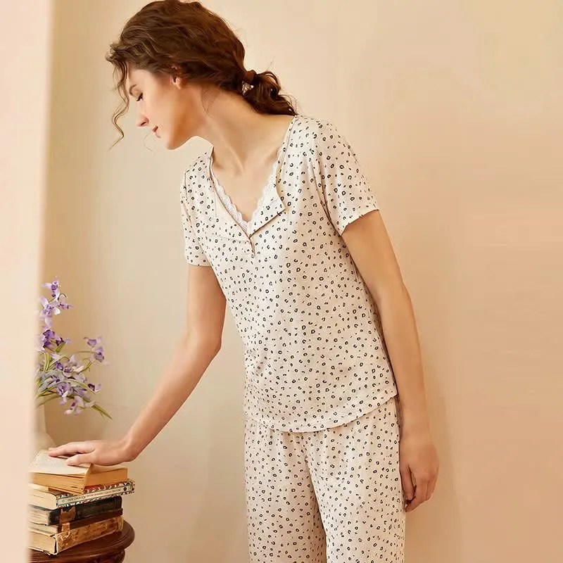 Pyjama mit weichem Leopardenmuster und Spitzenbesatz