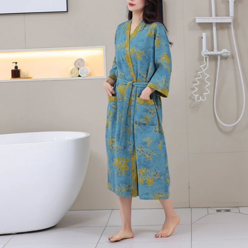 Kimono-Bademantel aus blauer Baumwollgaze mit Blumenmuster