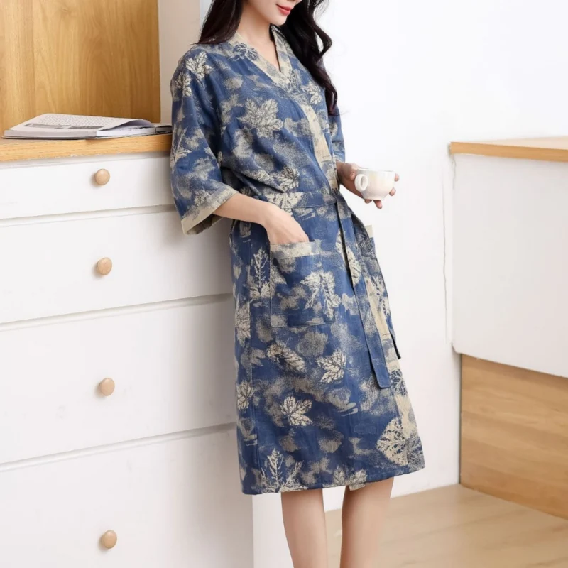 Kimono-Bademantel aus Baumwollgaze mit Ahornblattmuster