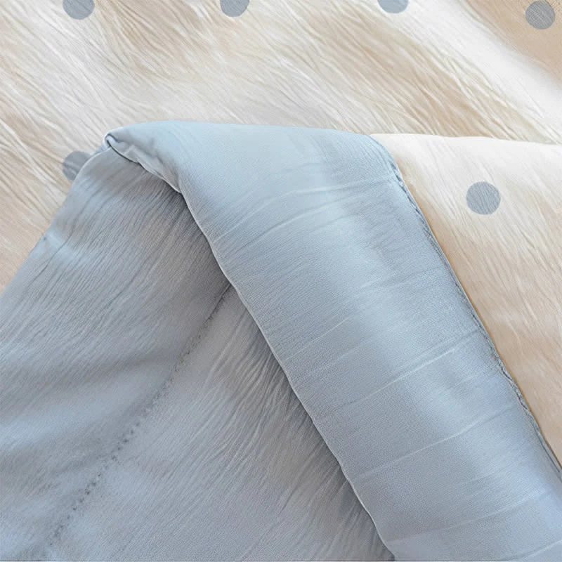 Leichte Sommerdecke aus Seersucker mit blauen Punkten