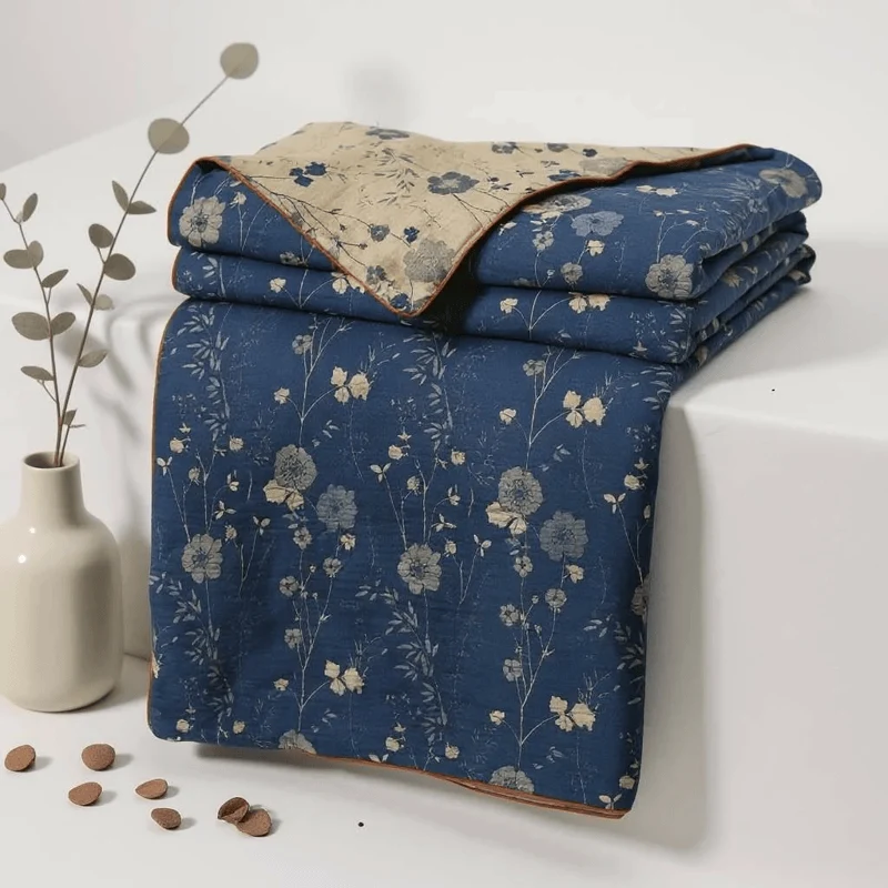 Wendbare blaue Landhaus-Steppdecke mit Blumenmuster