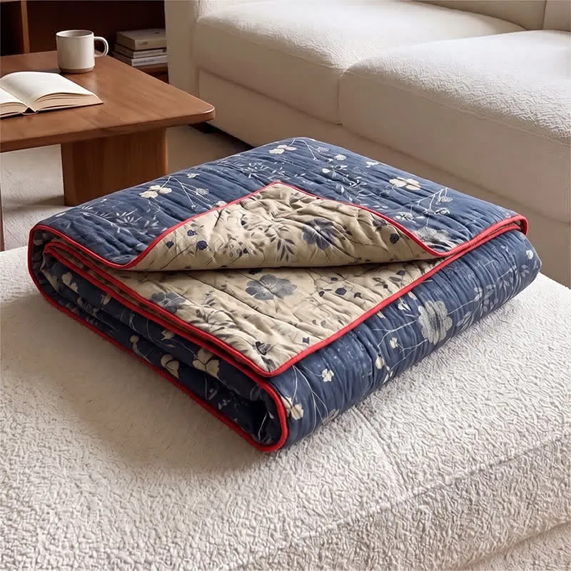Wendbare blaue Landhaus-Steppdecke mit Blumenmuster