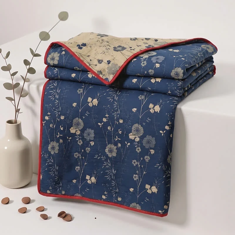 Wendbare blaue Landhaus-Steppdecke mit Blumenmuster
