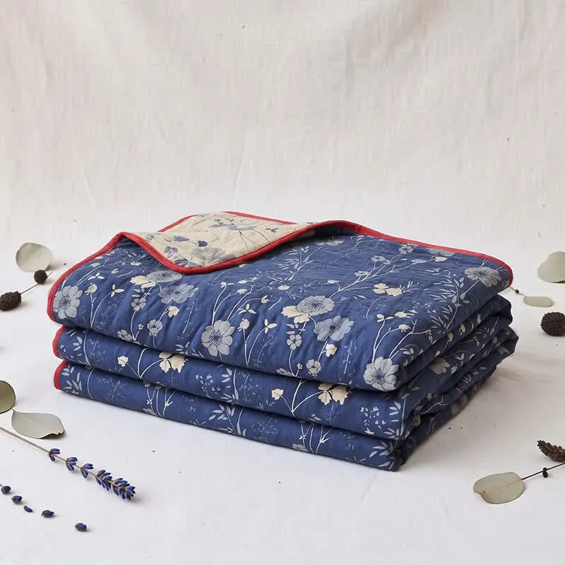 Wendbare blaue Landhaus-Steppdecke mit Blumenmuster