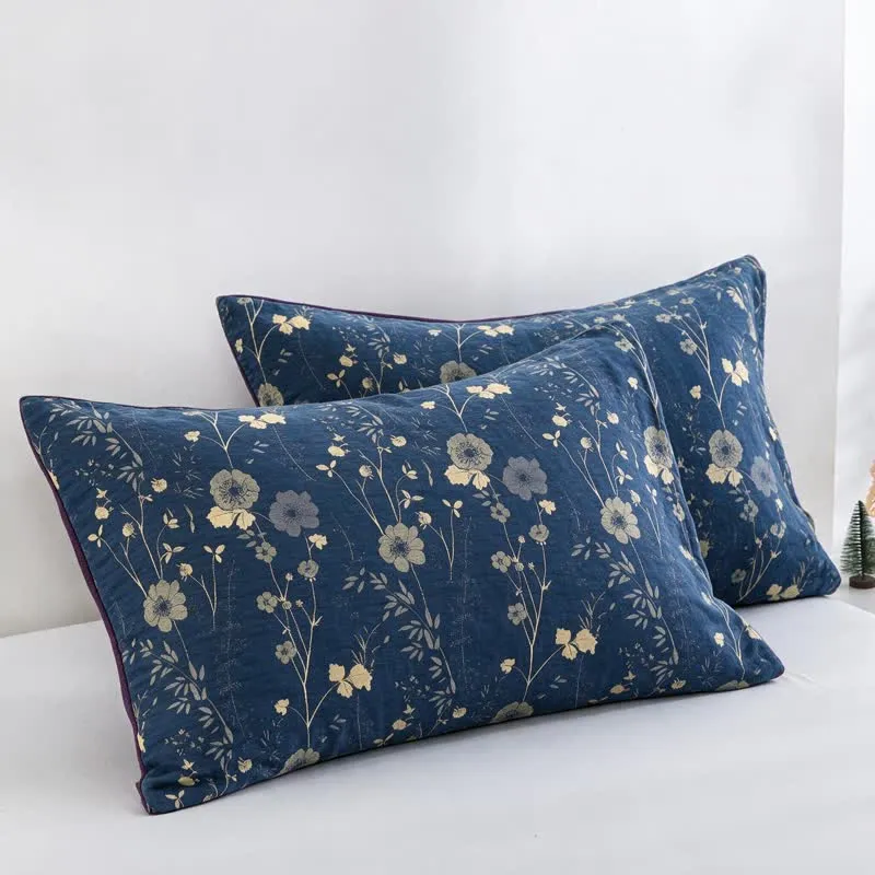 Wendbare blaue Landhaus-Steppdecke mit Blumenmuster