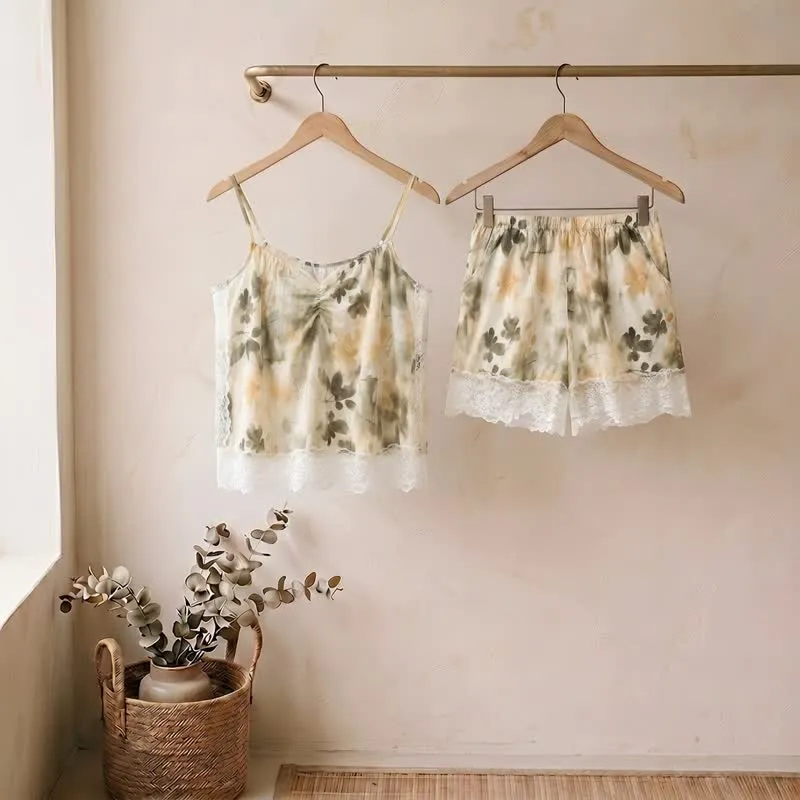 Beige Lounge-Set mit Camisole-Top und floraler Spitze