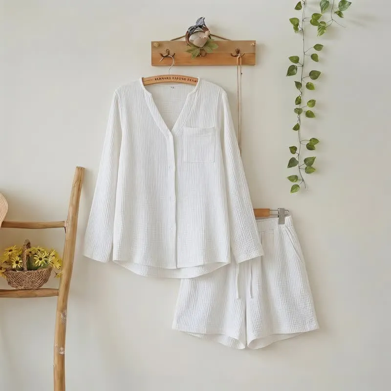 Pyjama-Set aus langärmeligem Oberteil und Shorts