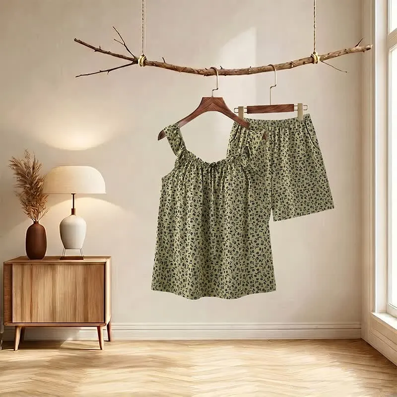 Olivgrüner Pyjama-Set mit Rüschen und Blumenmuster