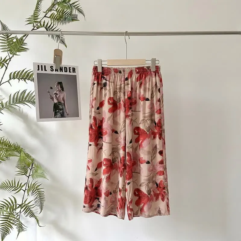 Rote geblümte, kurze Schlafhose