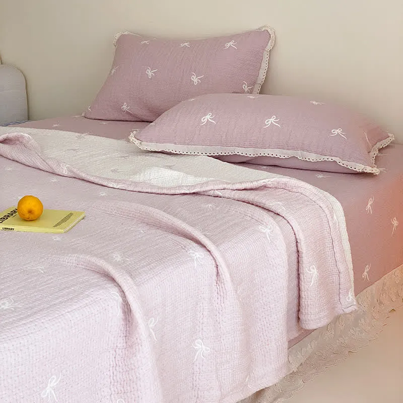 Sommerdecke aus gestepptem Lyocell mit Rüschen und Schleife