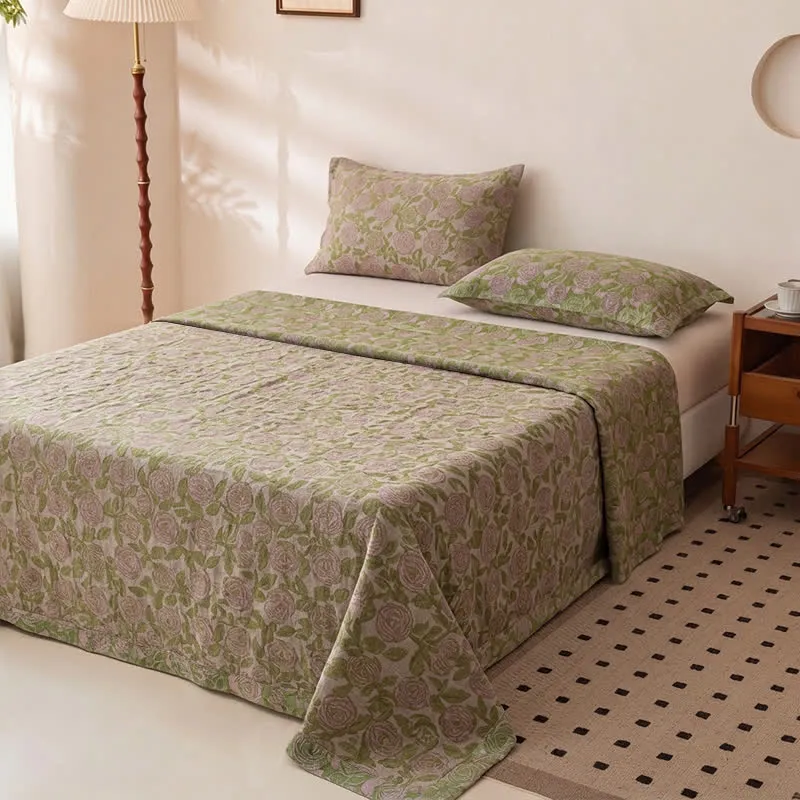 Gemütliche Tagesdecke aus Baumwolle mit Blumenmuster im Landhausstil