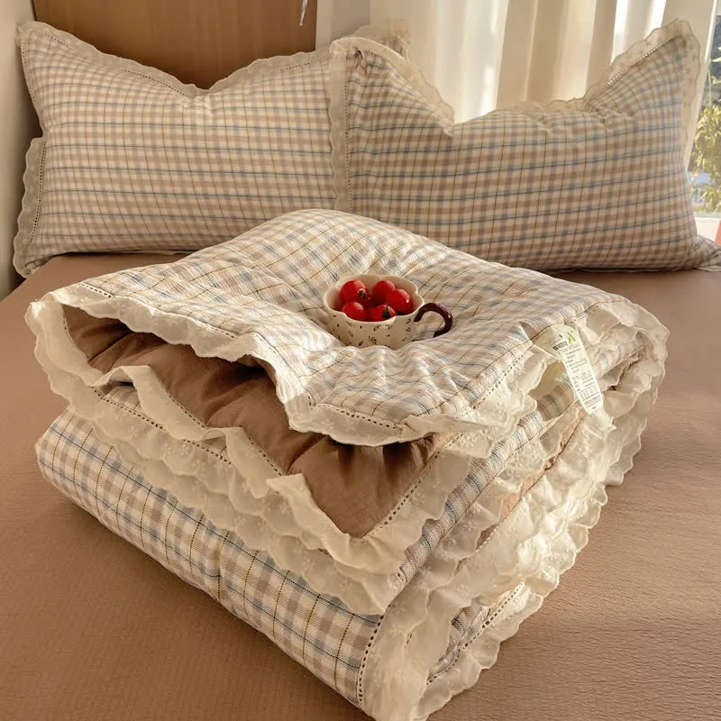 Sommerbettwäsche-Set aus braunem Karomuster mit Rüschen und Spitze