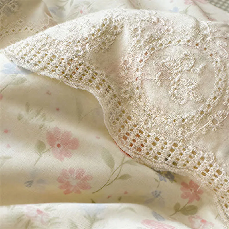 Bettwäsche-Set aus Baumwolle in Creme mit floralem Spitzenbesatz