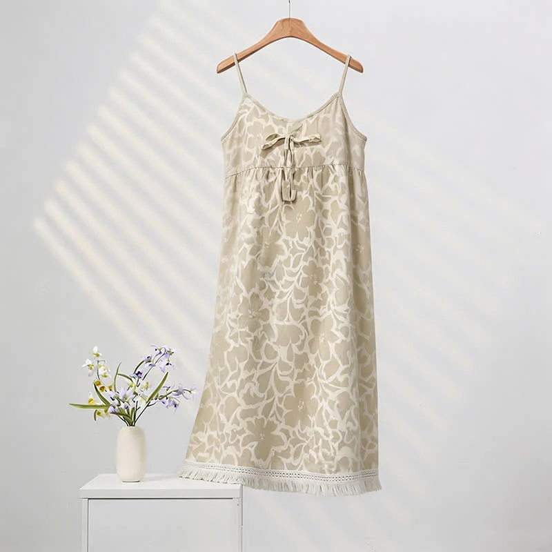 Cremefarbenes Nachtkleid mit Blumenmuster und Quasten