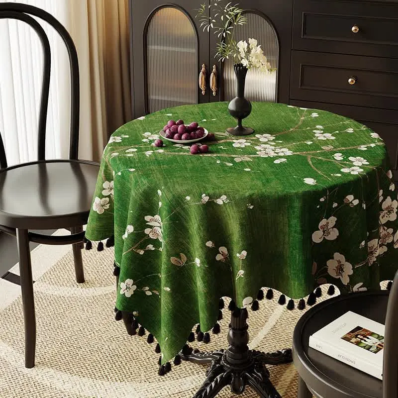 Vintage Tischdecke mit weißem Pflaumenblütenmuster und Quasten