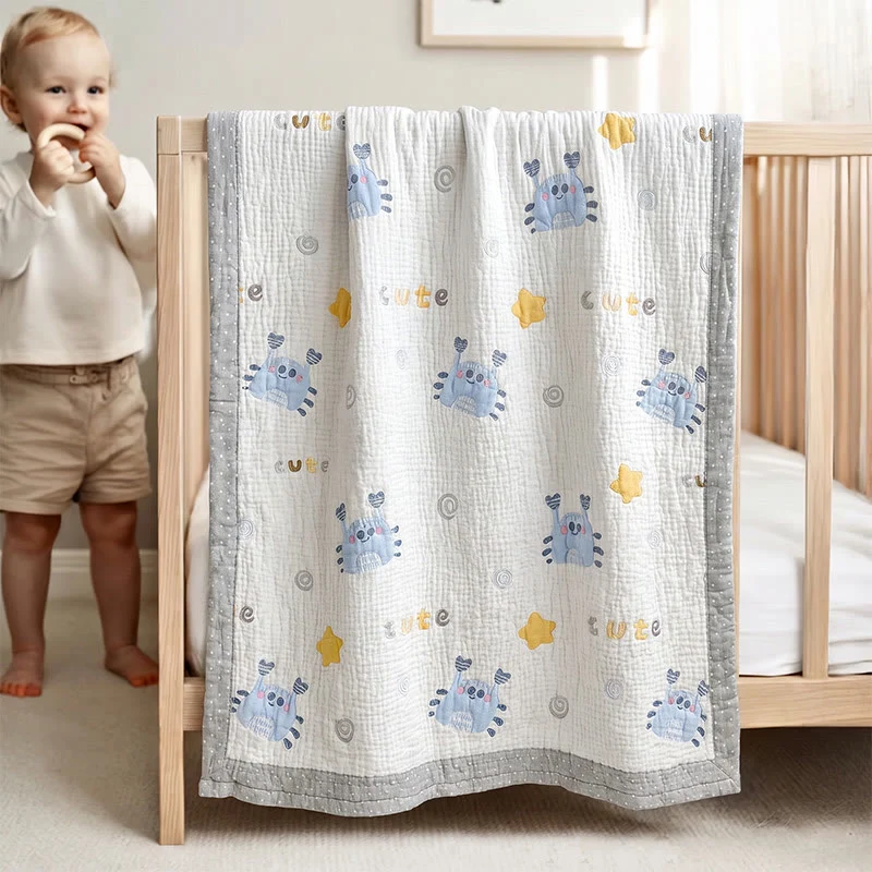 Babydecke mit blauem Krabbenmuster aus Lyocell, gesteppt