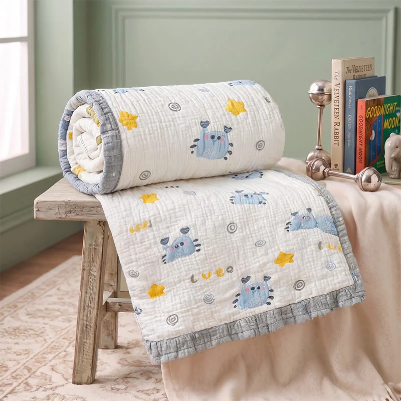 Babydecke mit blauem Krabbenmuster aus Lyocell, gesteppt