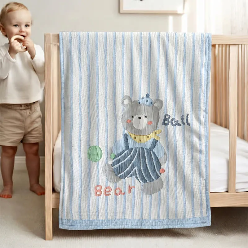 Gesteppte Babydecke mit gestreiftem Bärenmuster aus Lyocell
