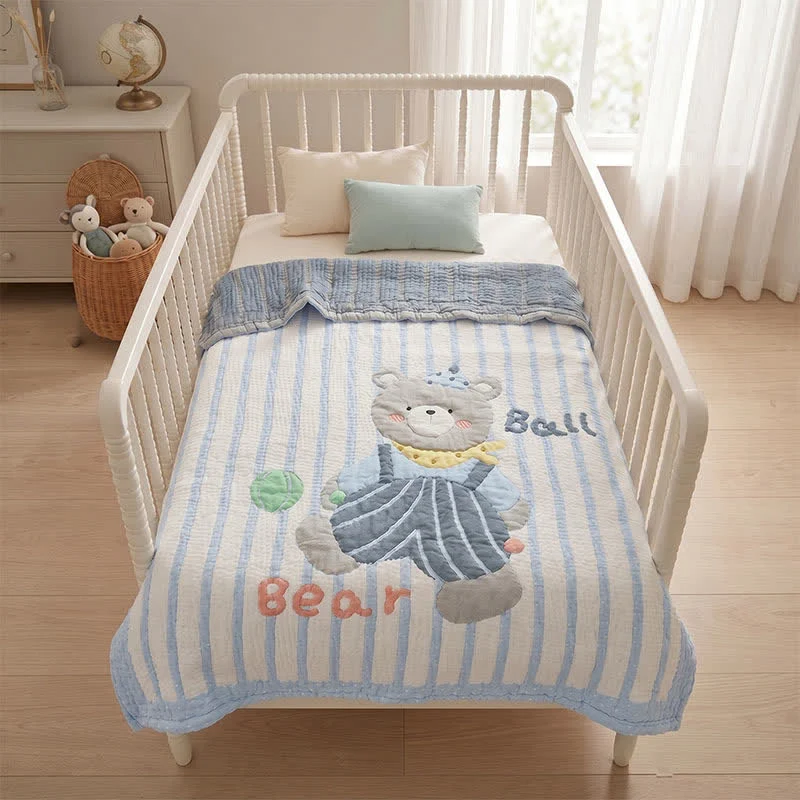 Gesteppte Babydecke mit gestreiftem Bärenmuster aus Lyocell