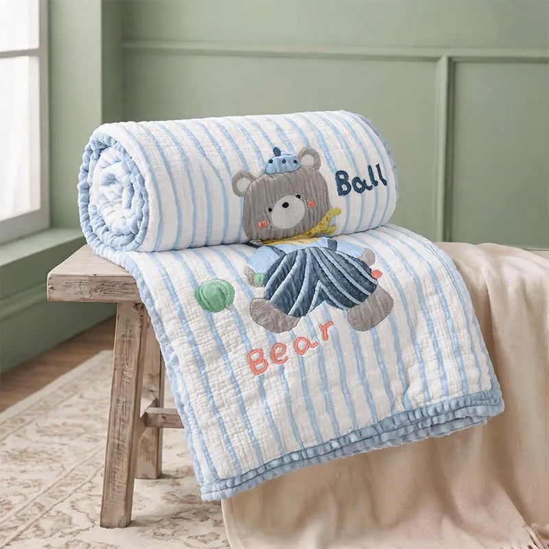 Gesteppte Babydecke mit gestreiftem Bärenmuster aus Lyocell
